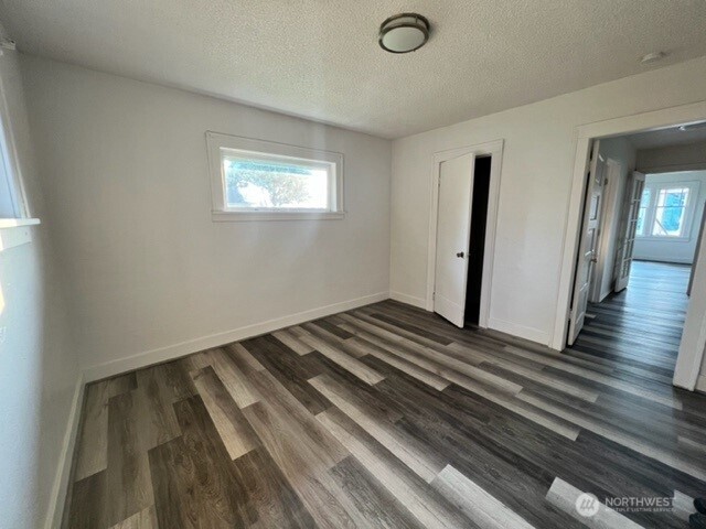 919 & 9191/2 W Heron Street Property Photo 10