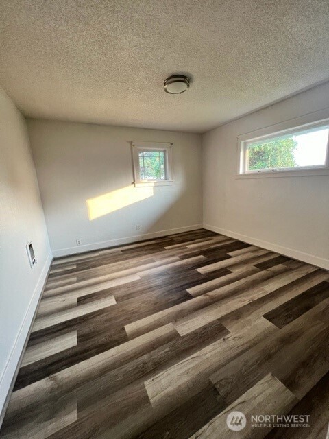 919 & 9191/2 W Heron Street Property Photo 11