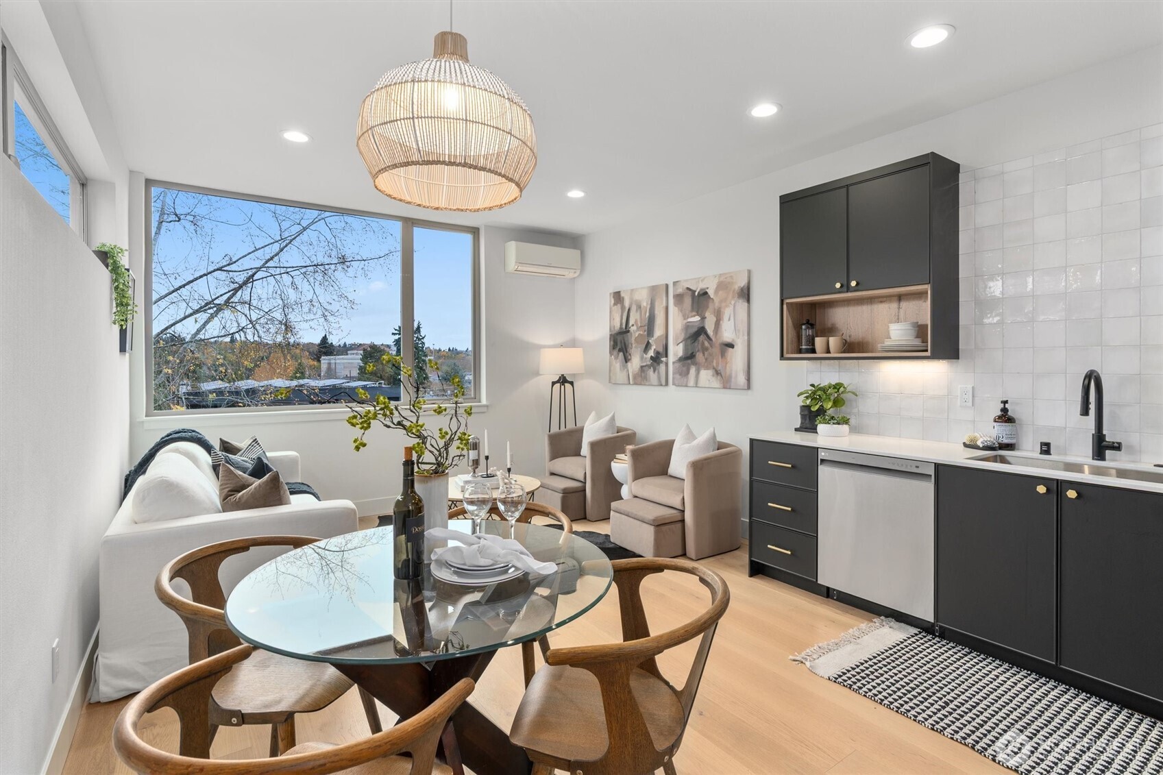 3205 B 37th Place Property Photo 5