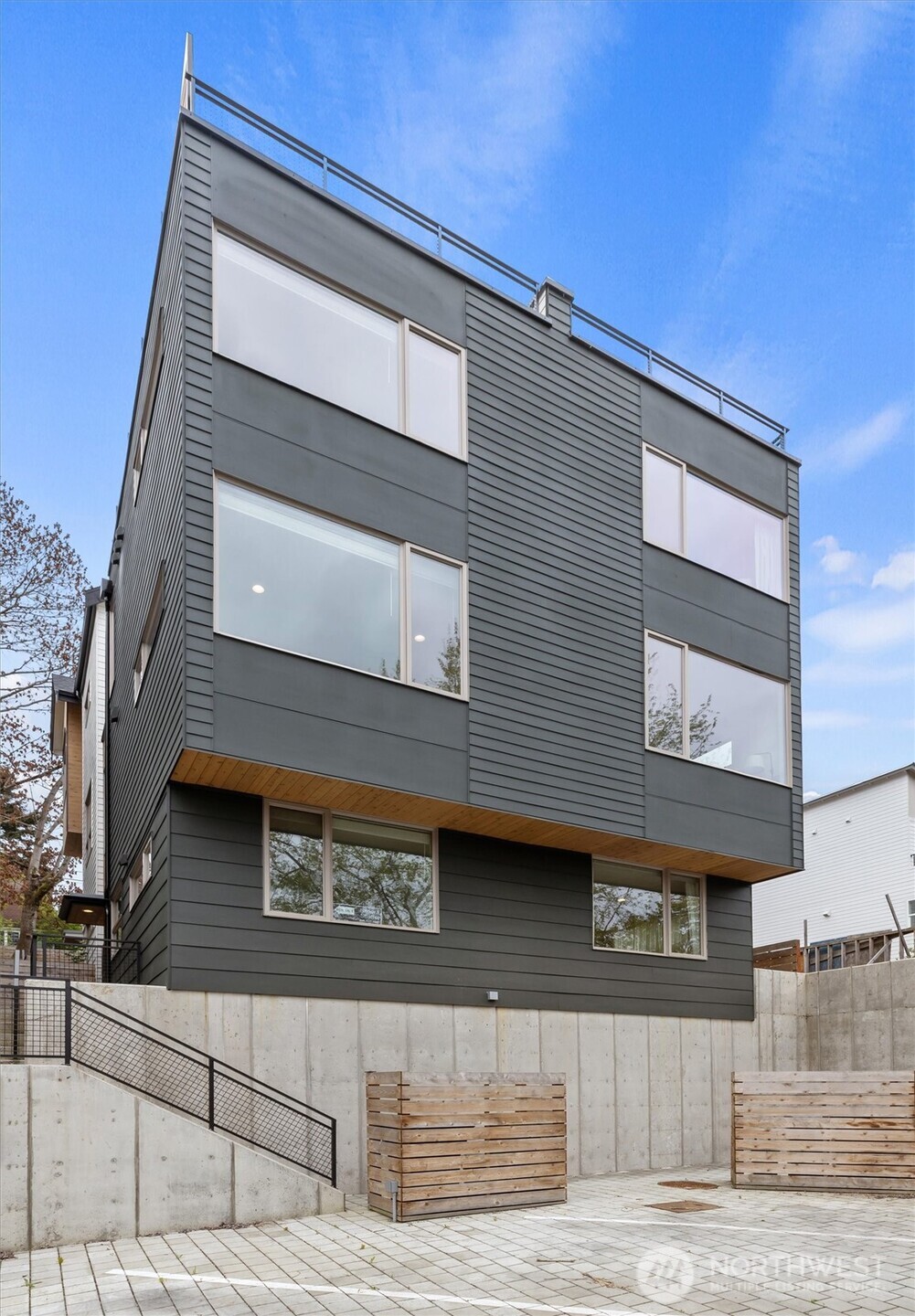 3205 B 37th Place Property Photo 25