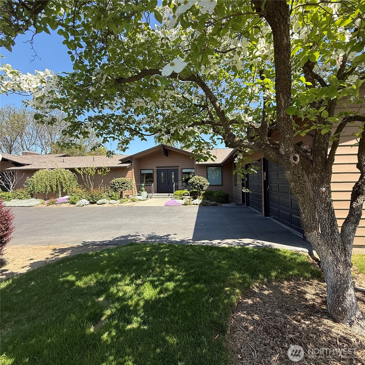 811 Country Club Drive Property Photo
