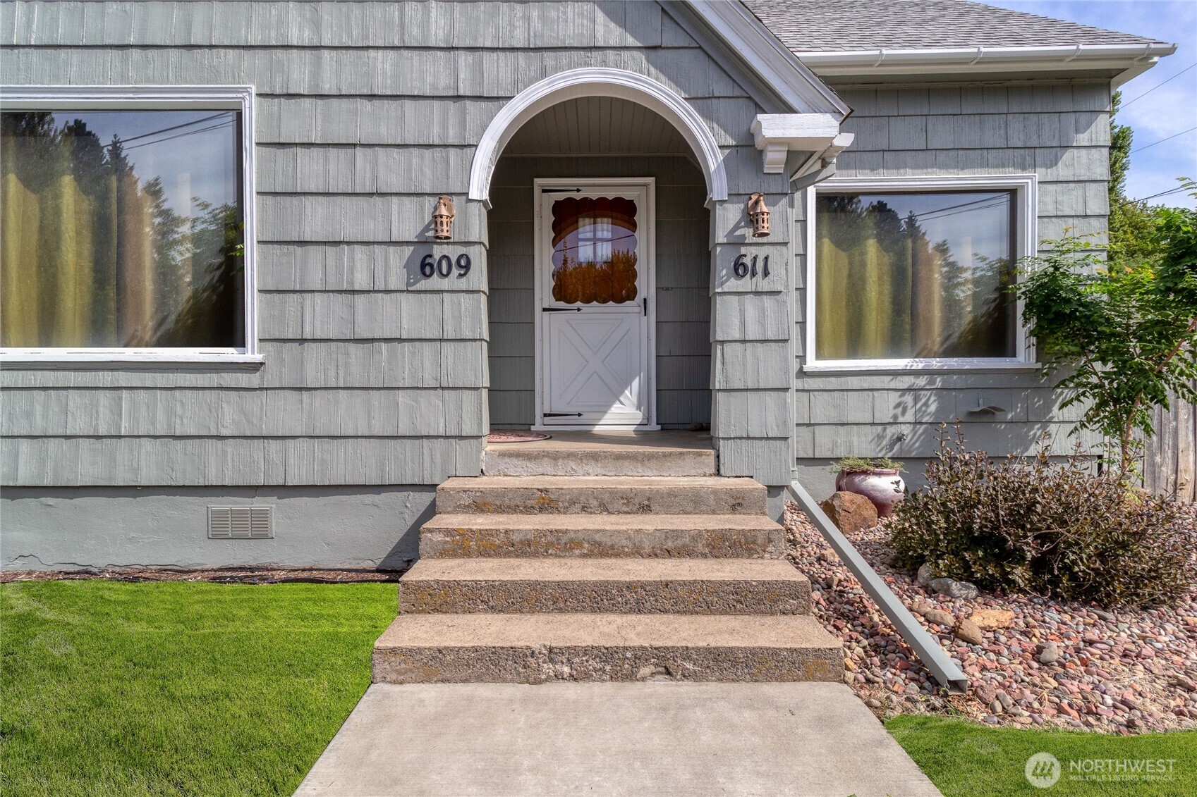 609 E Isaacs Avenue Property Photo