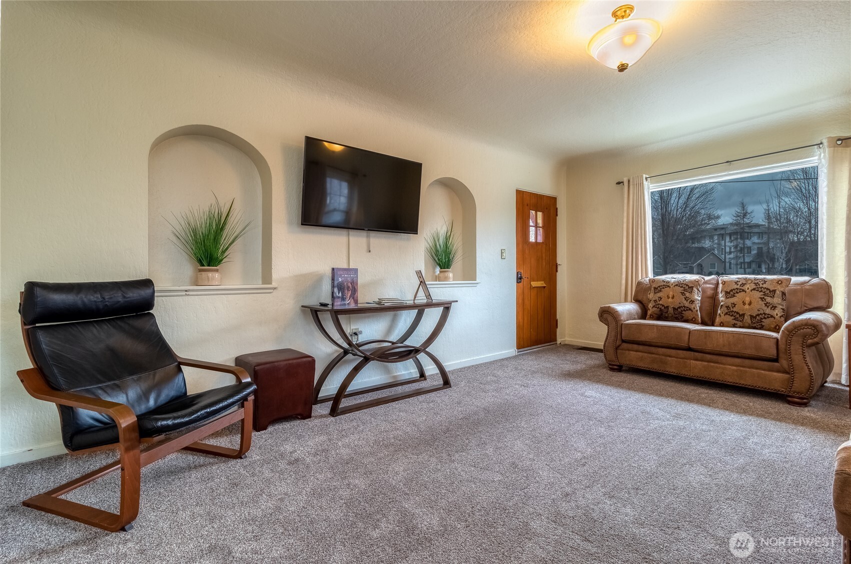 609 E Isaacs Avenue Property Photo 3