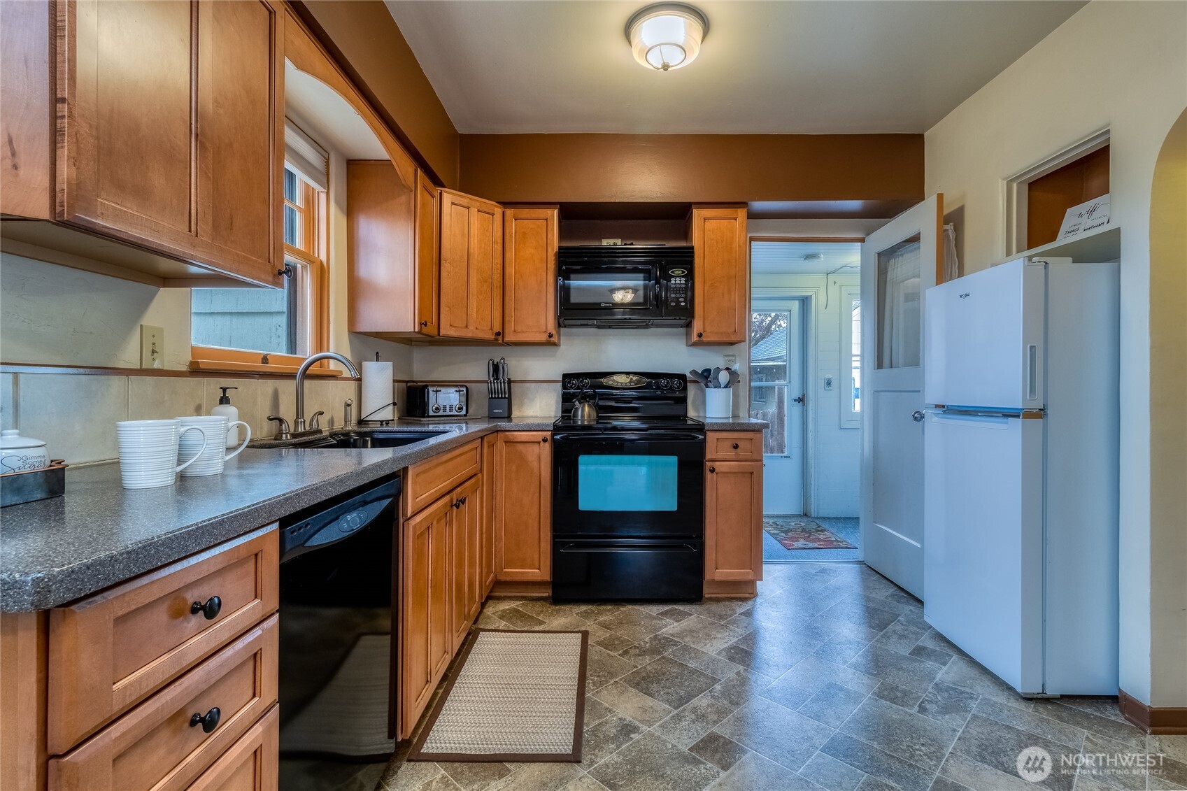 609 E Isaacs Avenue Property Photo 6