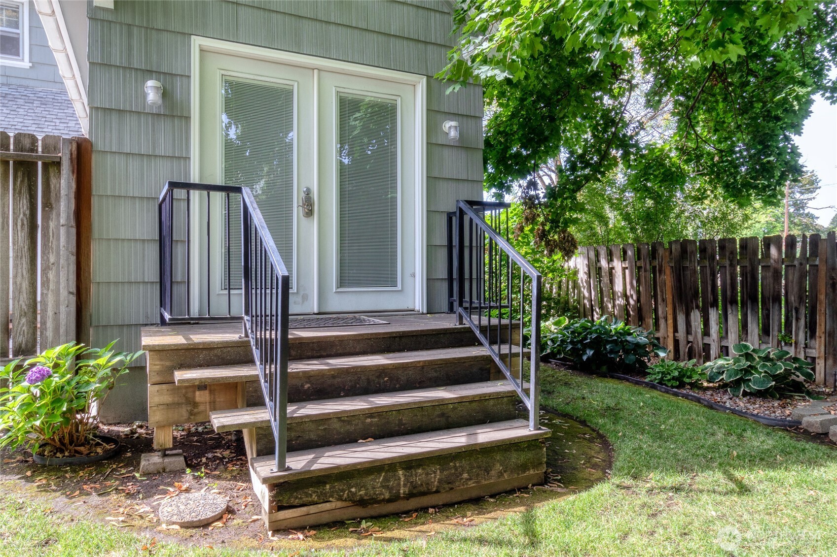 609 E Isaacs Avenue Property Photo 16