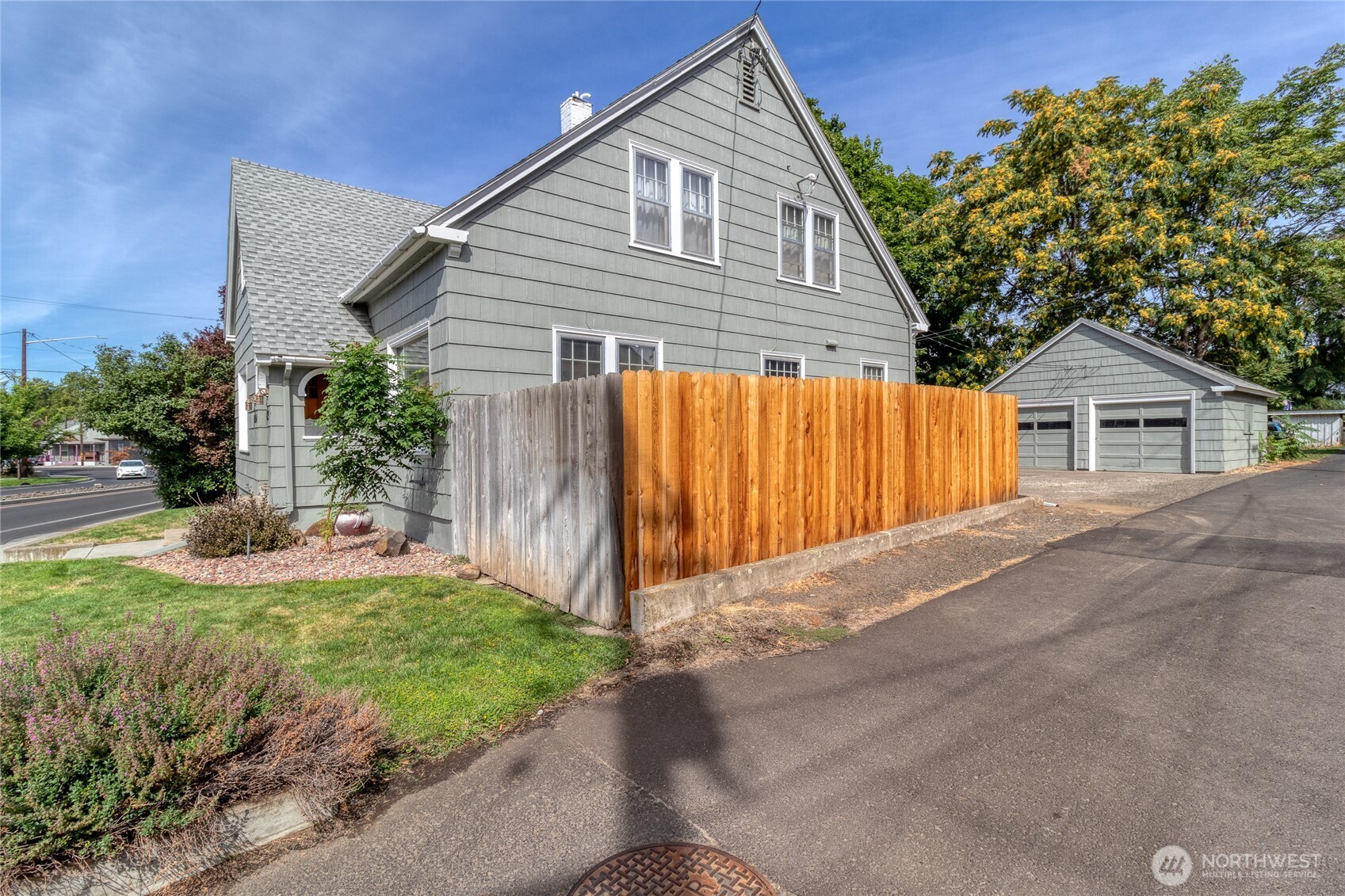 609 E Isaacs Avenue Property Photo 22