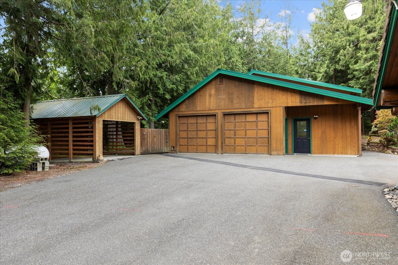 1321 E Smith Road Property Photo 21