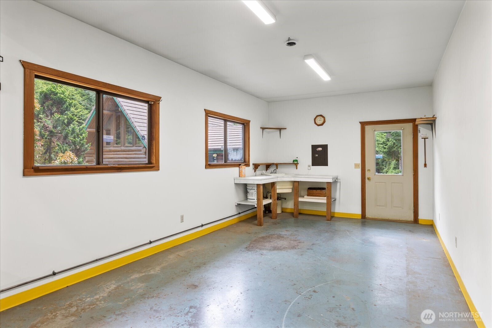 1321 E Smith Road Property Photo 23