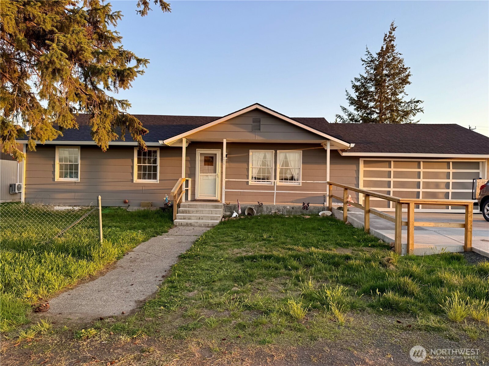 295 Sw Railroad Avenue Property Photo 1