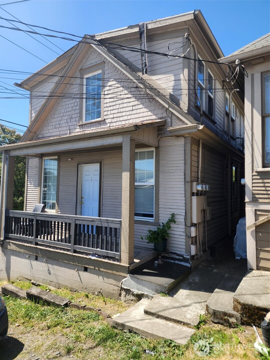 1637 Center Street Property Photo 2