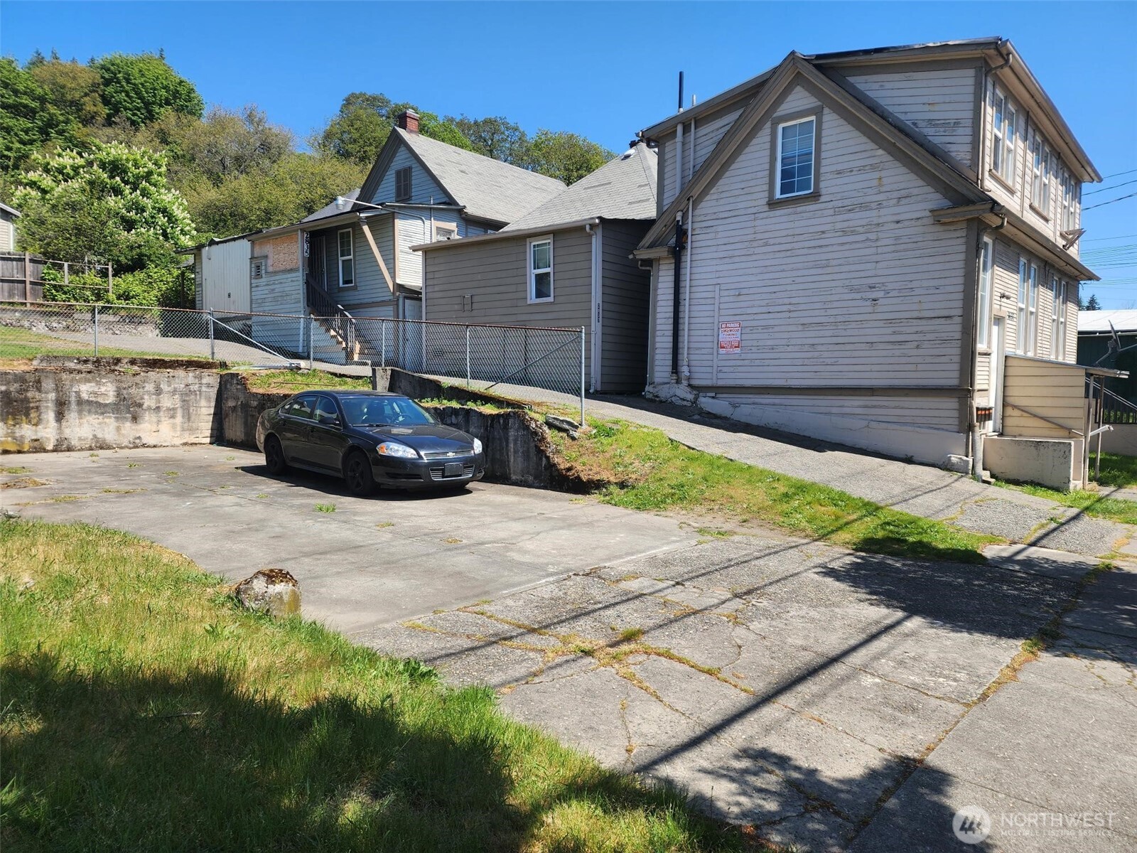 1637 Center Street Property Photo 6