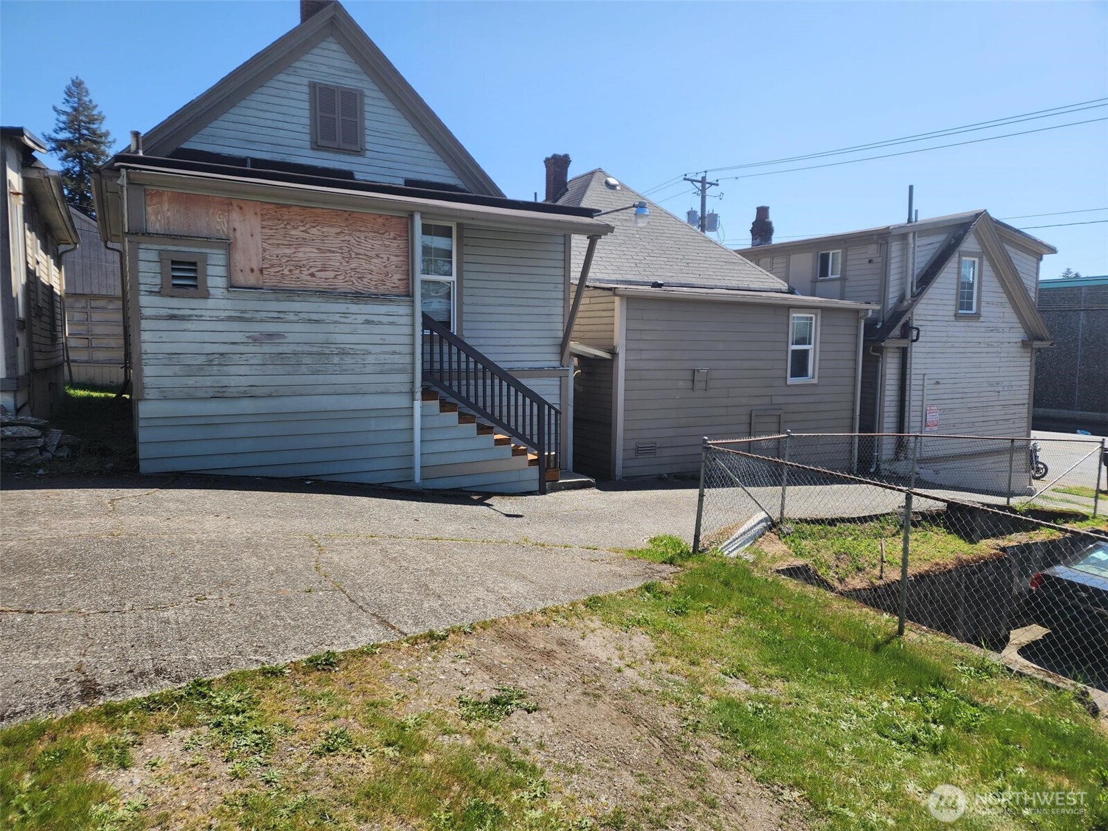 1637 Center Street Property Photo 9