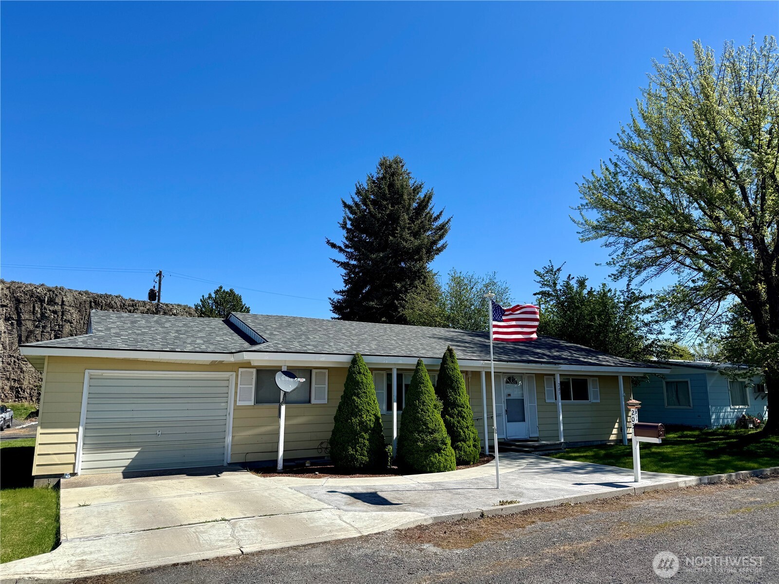 203 Ne Cliff Avenue Property Photo