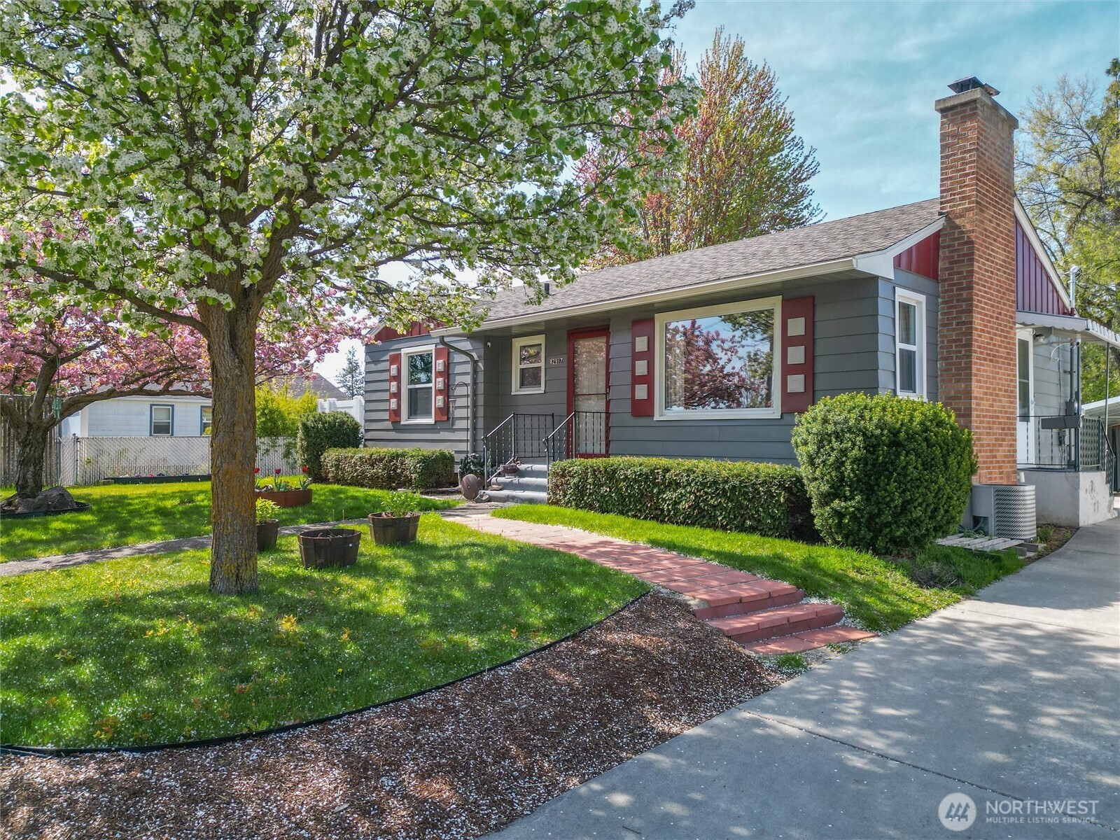 2917 W Sanson Avenue Property Photo