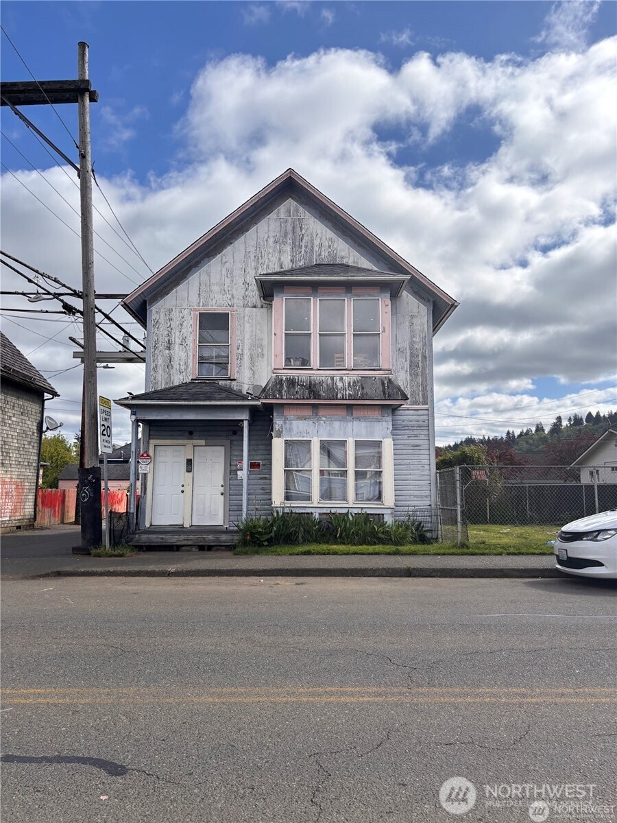 208 N F Street Property Photo 1