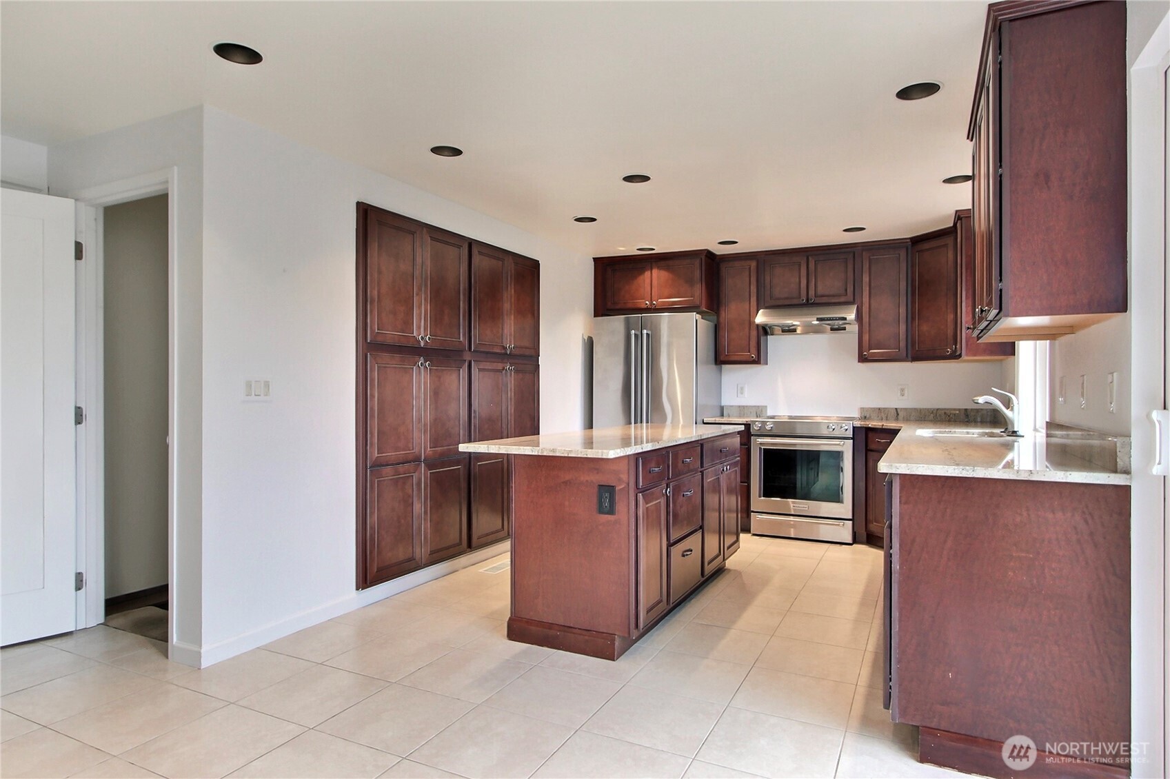 3122 N Vassault Street Property Photo 5