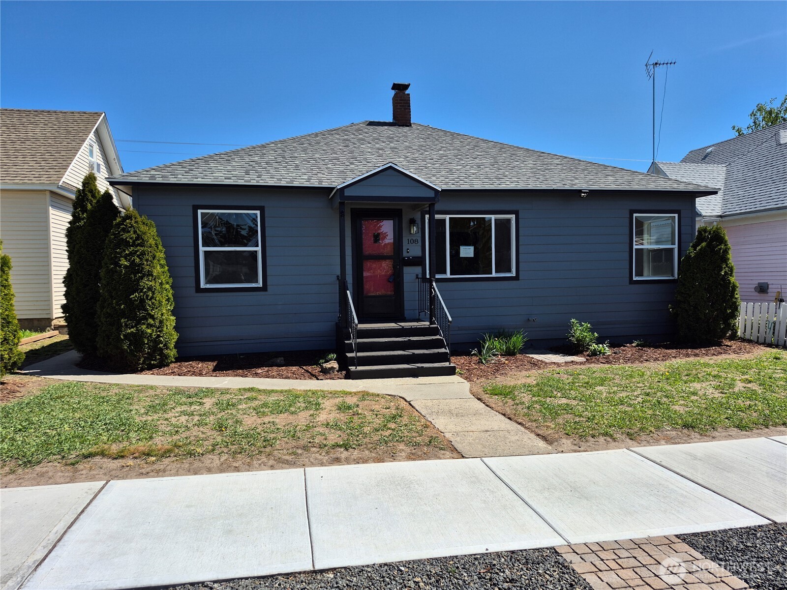 108 E 6th Avenue Property Photo 1