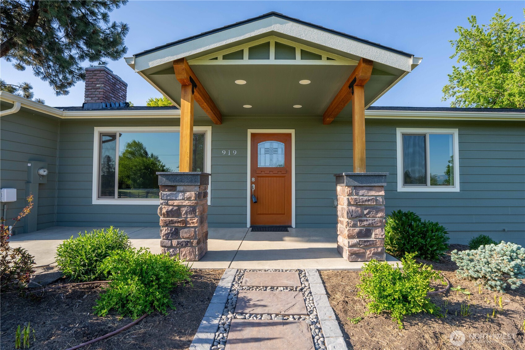 919 Stanley Dr Property Photo 2