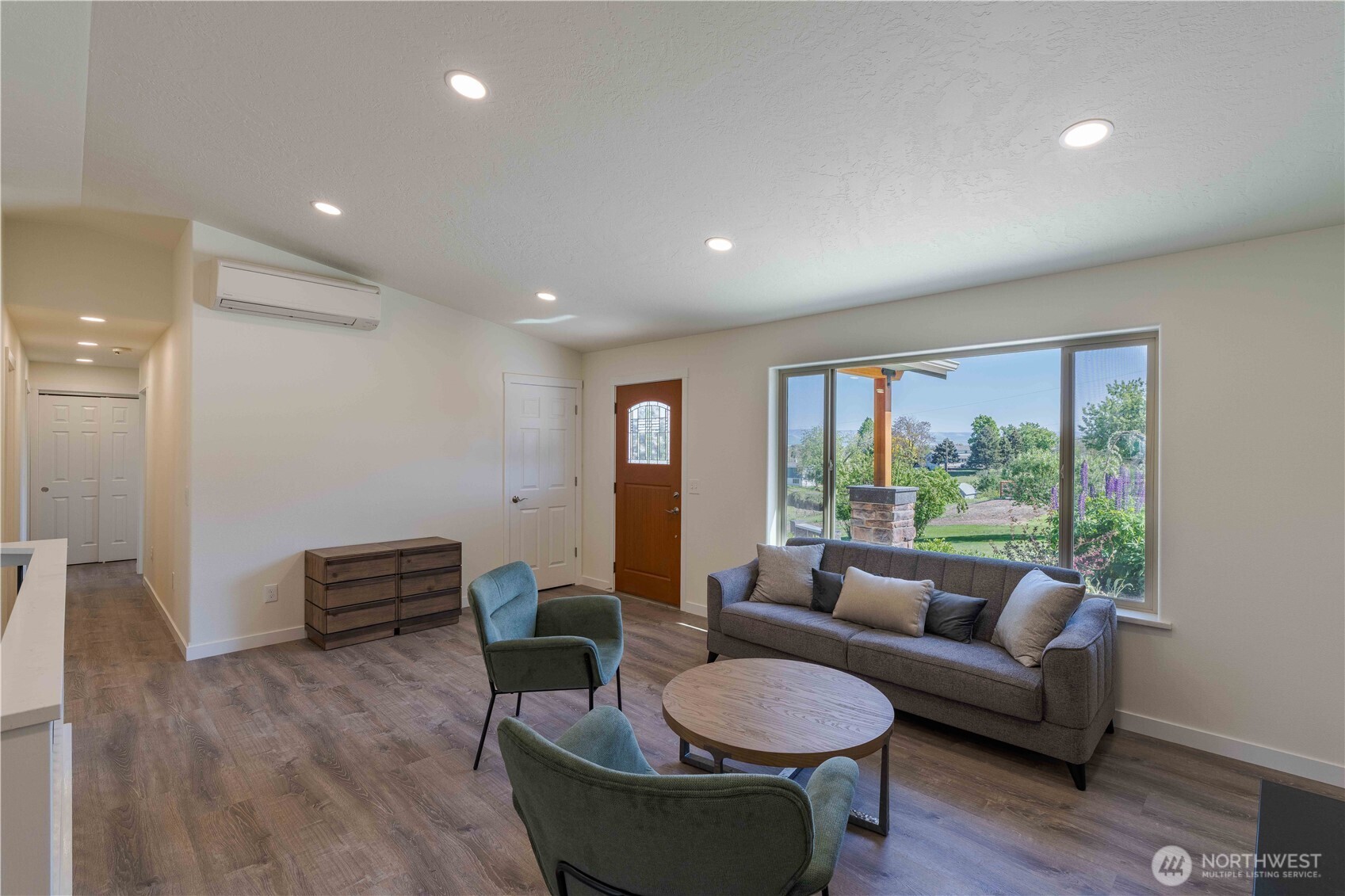 919 Stanley Dr Property Photo 4