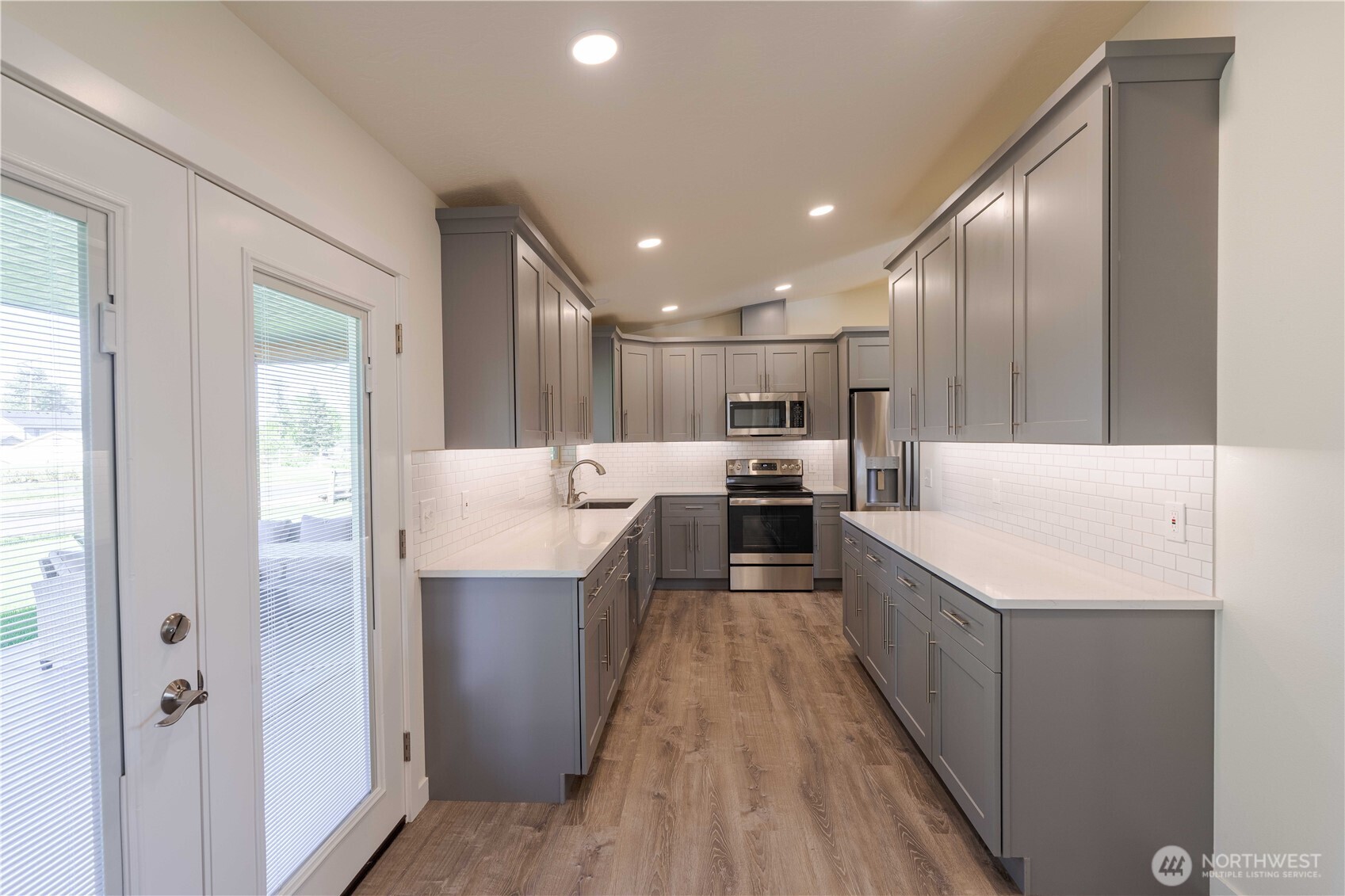 919 Stanley Dr Property Photo 10