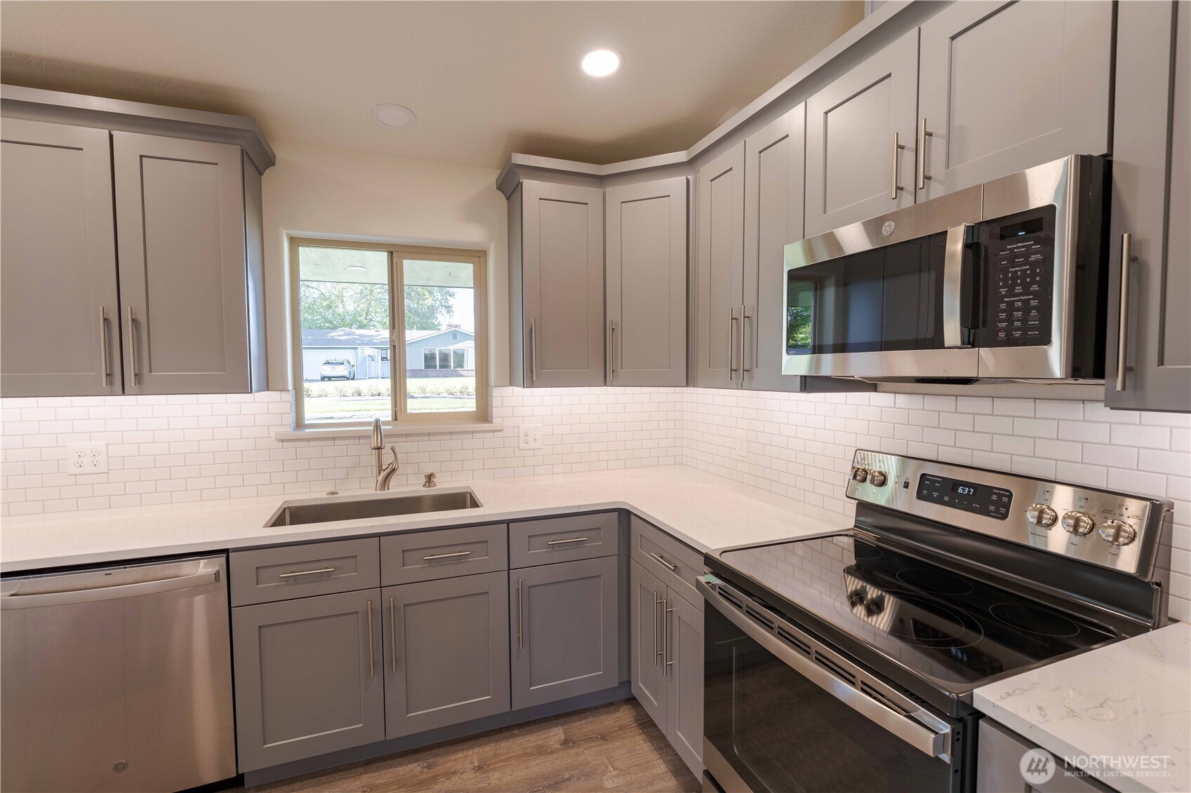 919 Stanley Dr Property Photo 12