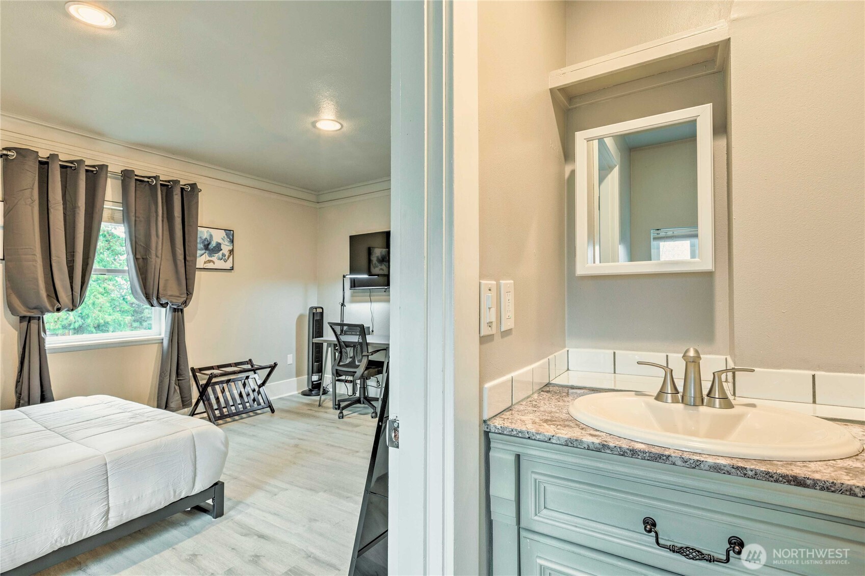 1934 Ne Northgate Way Property Photo 12