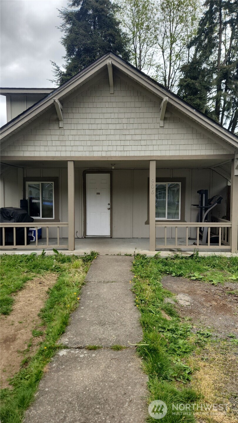 906 Sw Mayer Property Photo 1