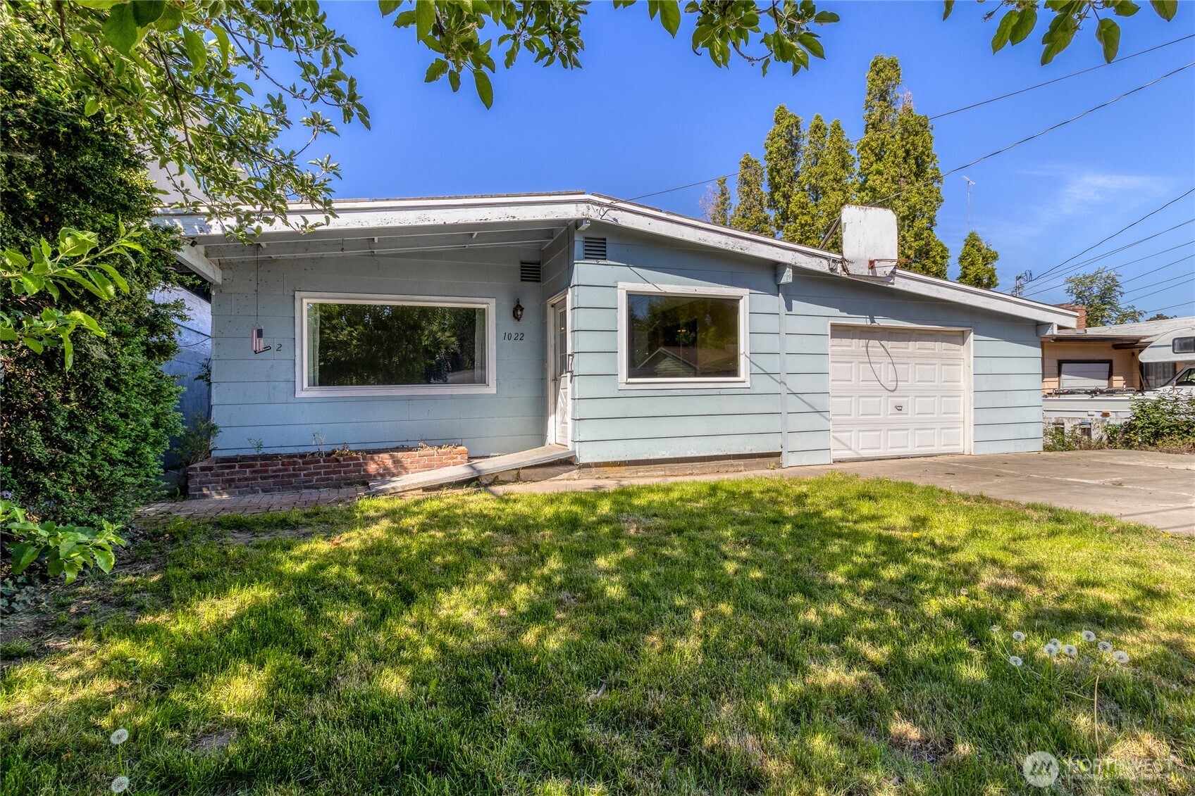 1022 Se Broadway Avenue Property Photo 1