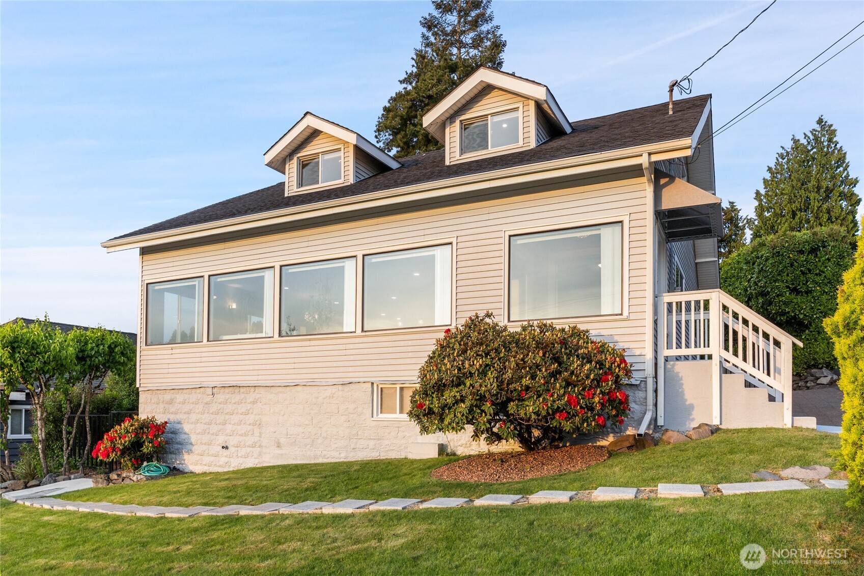 420 Renton Avenue Property Photo 2