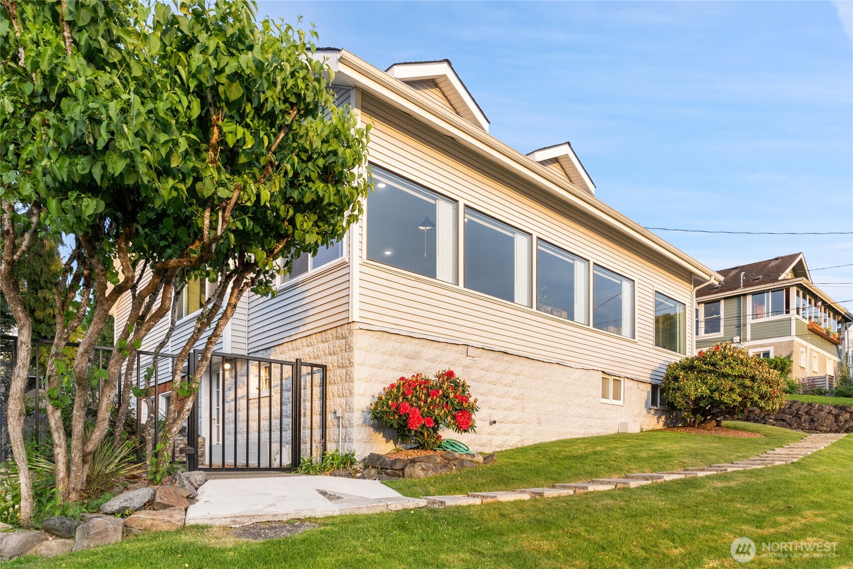 420 Renton Avenue Property Photo 3