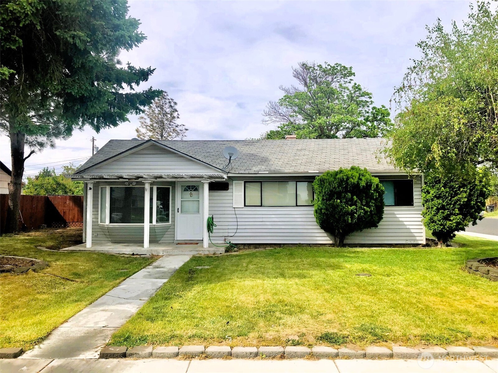 953 E Ash Street Property Photo 1