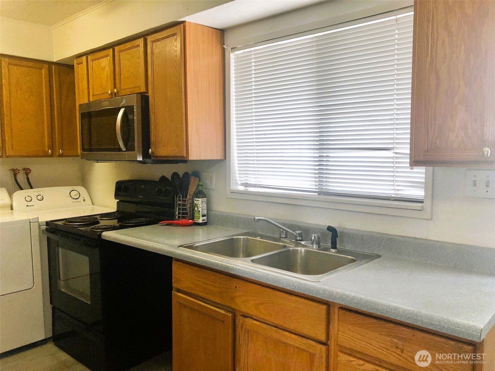 953 E Ash Street Property Photo 5