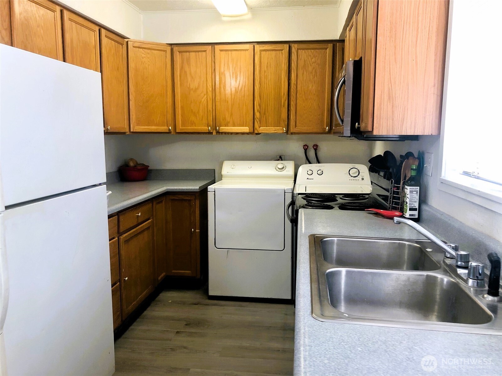 953 E Ash Street Property Photo 6