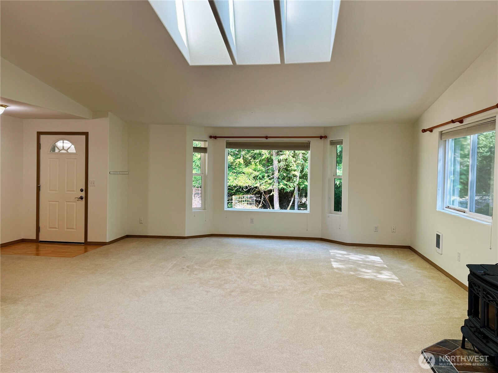 301 Pointes Drive Property Photo 3