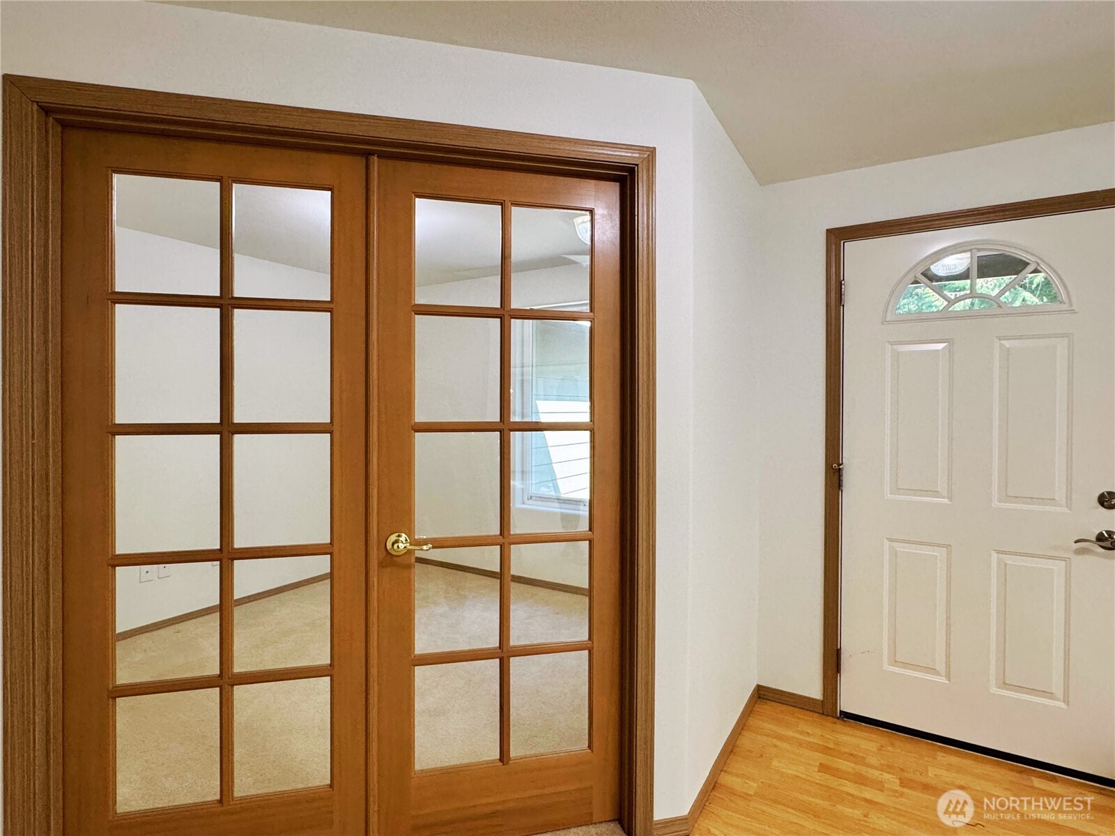 301 Pointes Drive Property Photo 4