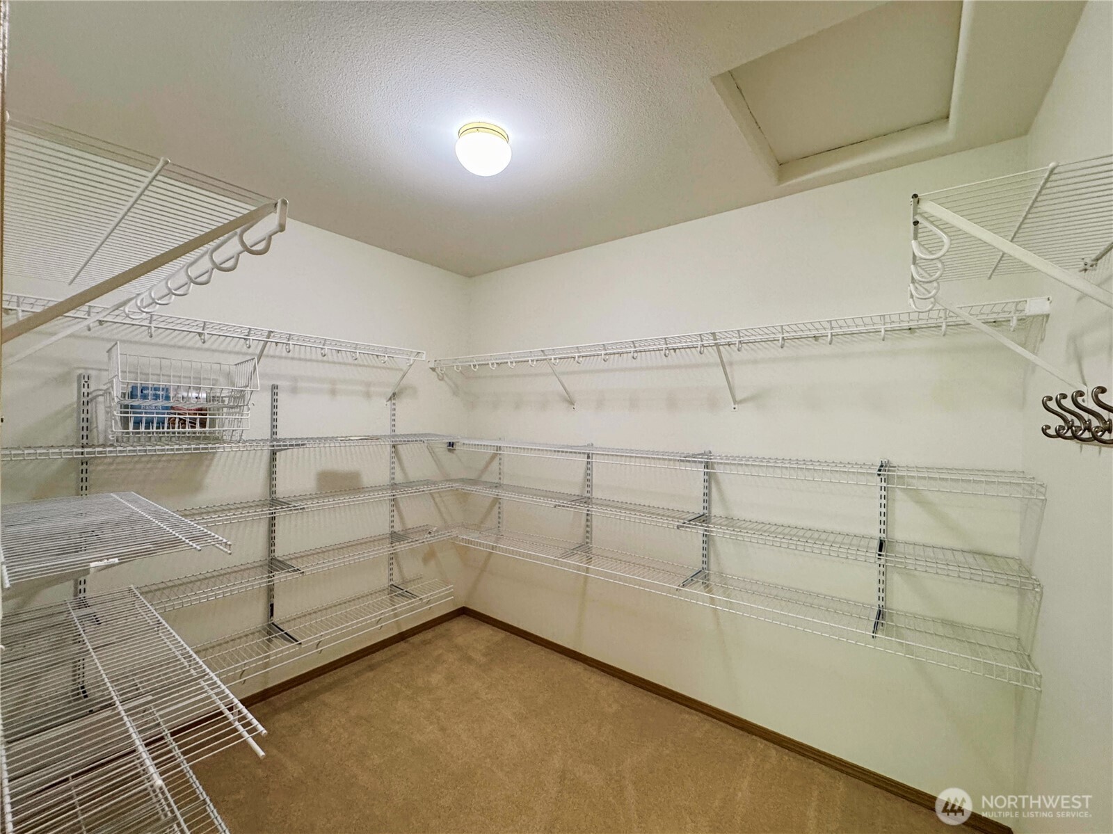 301 Pointes Drive Property Photo 11