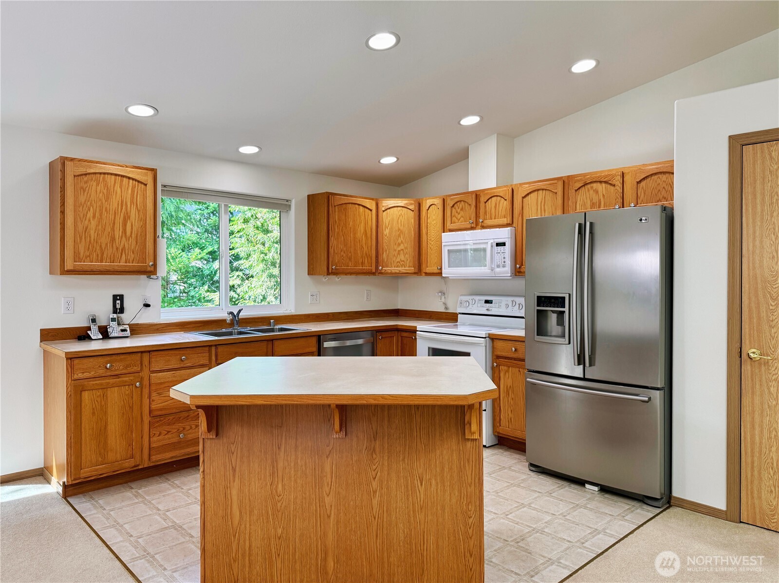 301 Pointes Drive Property Photo 17