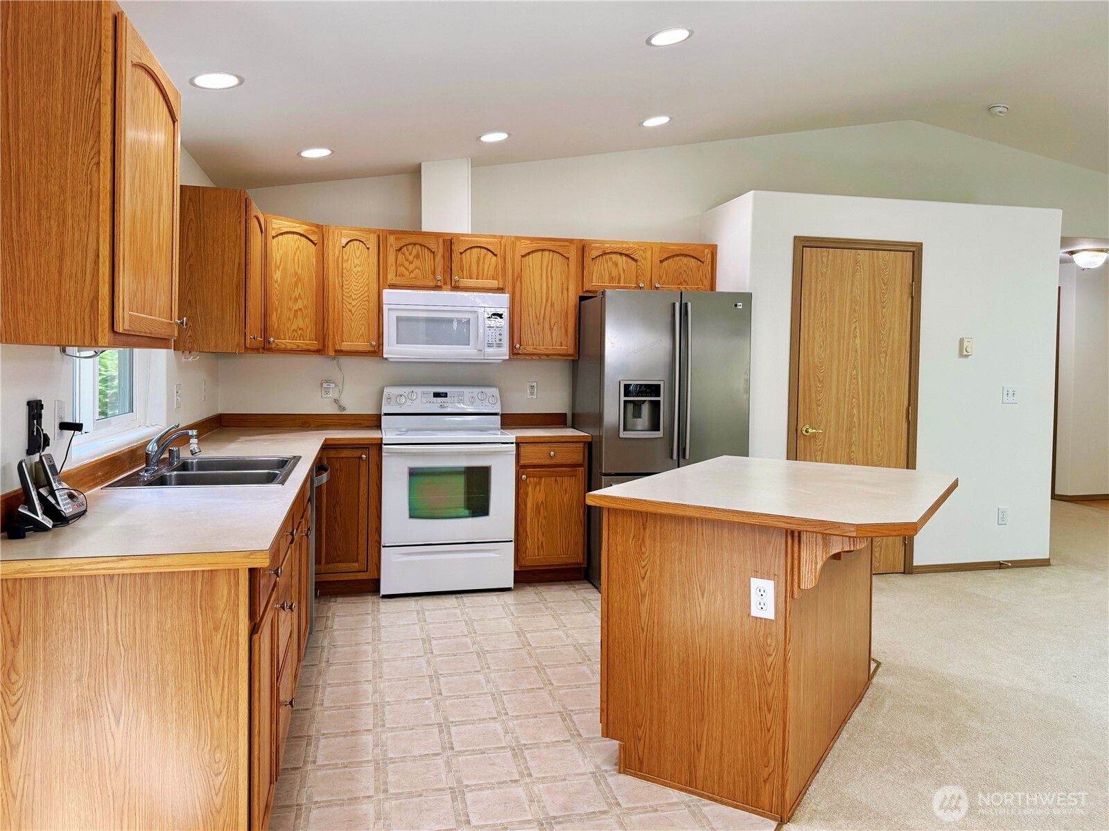 301 Pointes Drive Property Photo 18