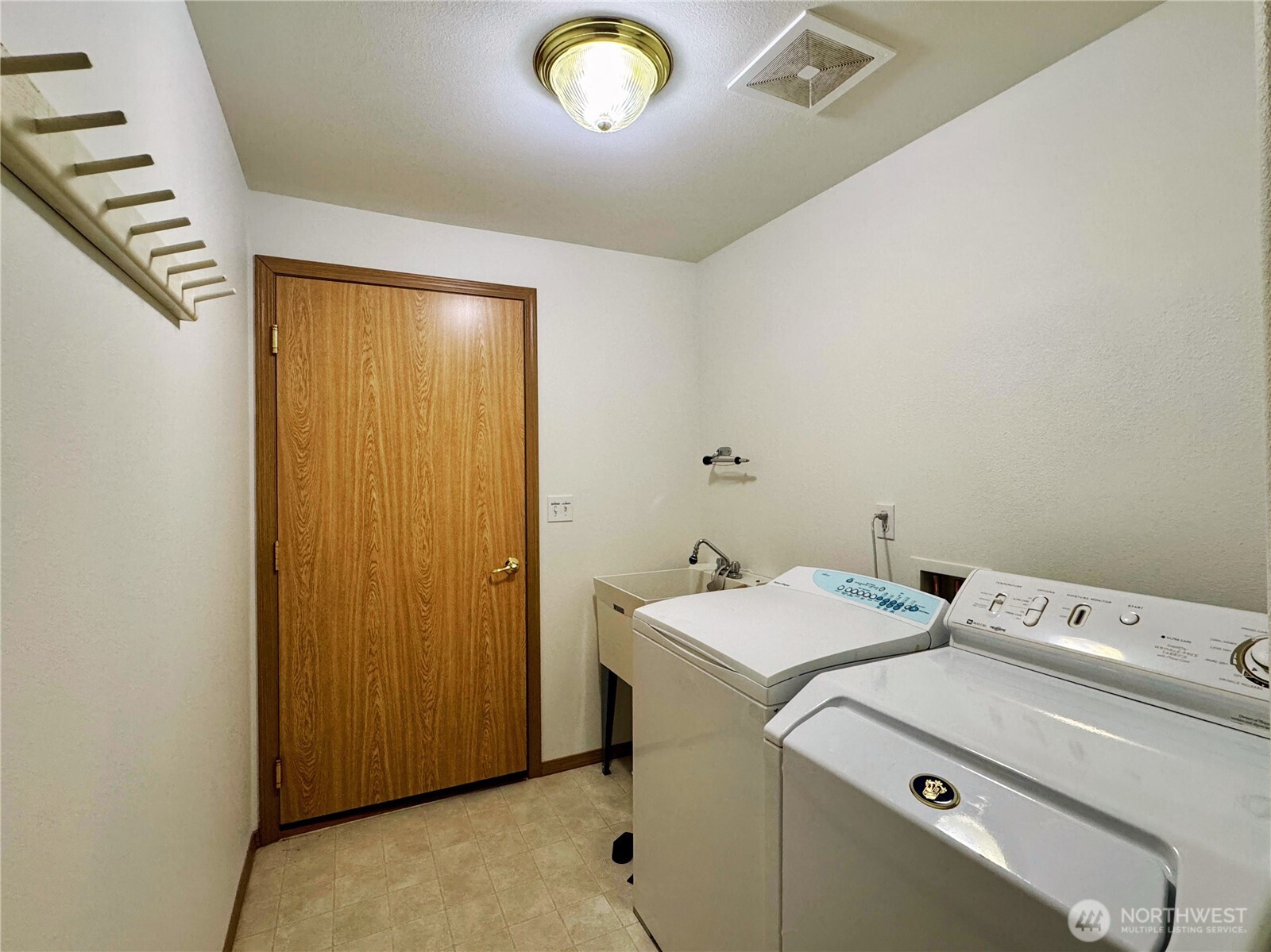 301 Pointes Drive Property Photo 24