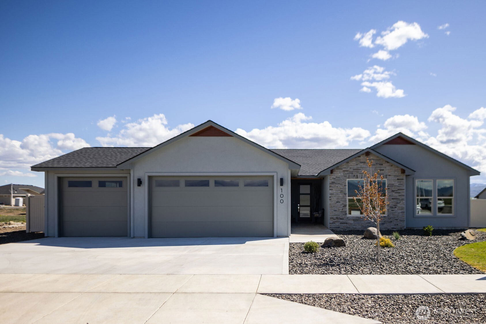 203 E Chinook Road Property Photo