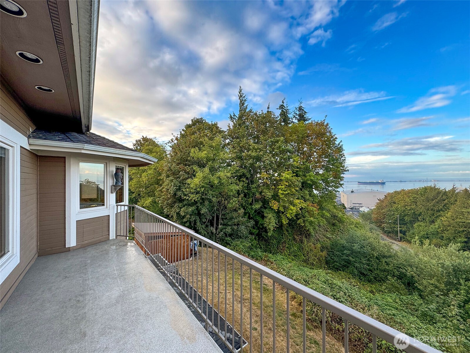 706 W 4th Street Property Photo 5