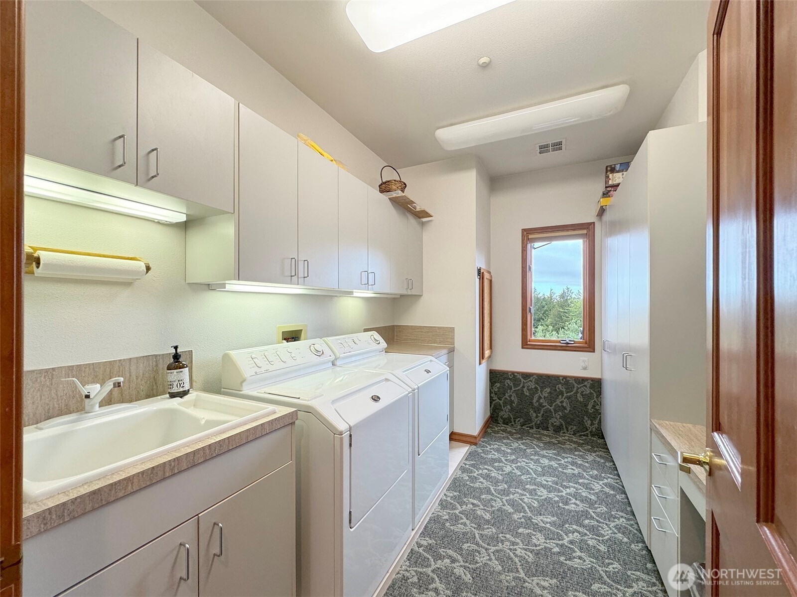 706 W 4th Street Property Photo 37