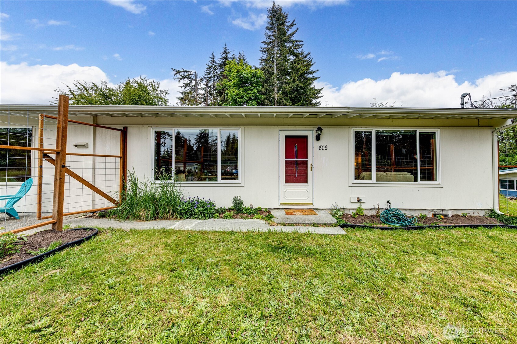 806 N Larch Avenue Property Photo 1