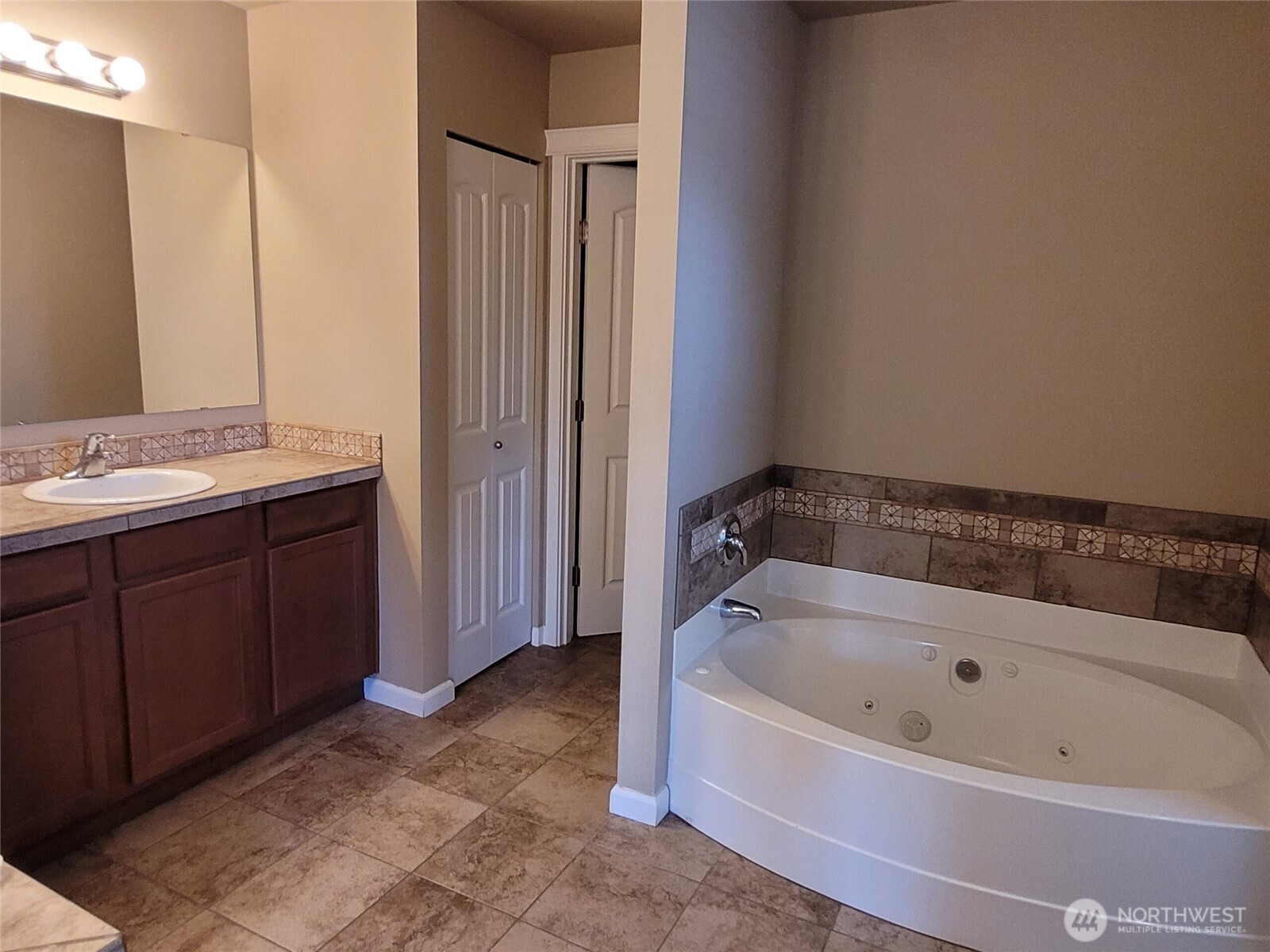 1434 Bedstone Drive Property Photo 9