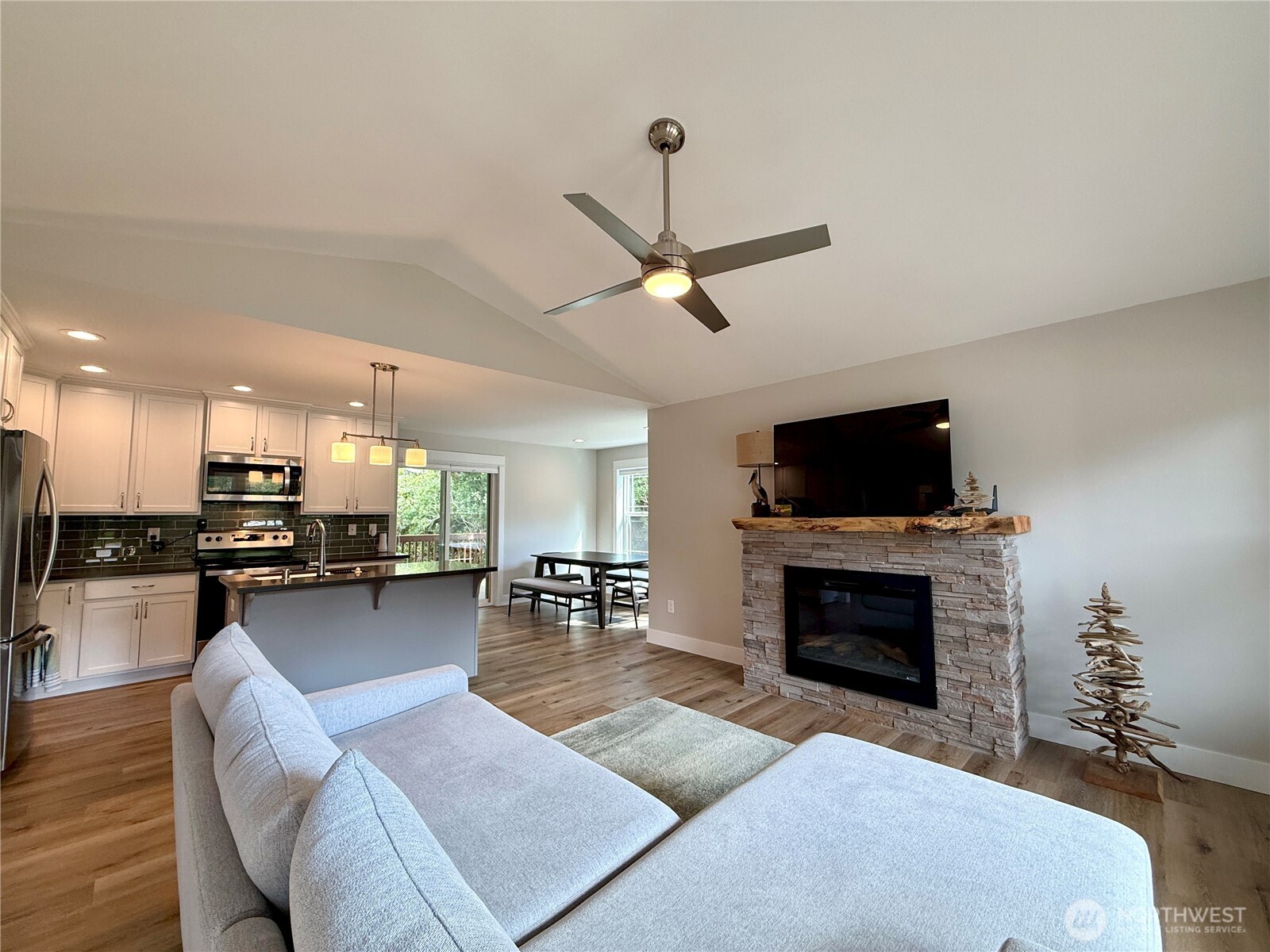335 N Wynoochee Drive Property Photo 3