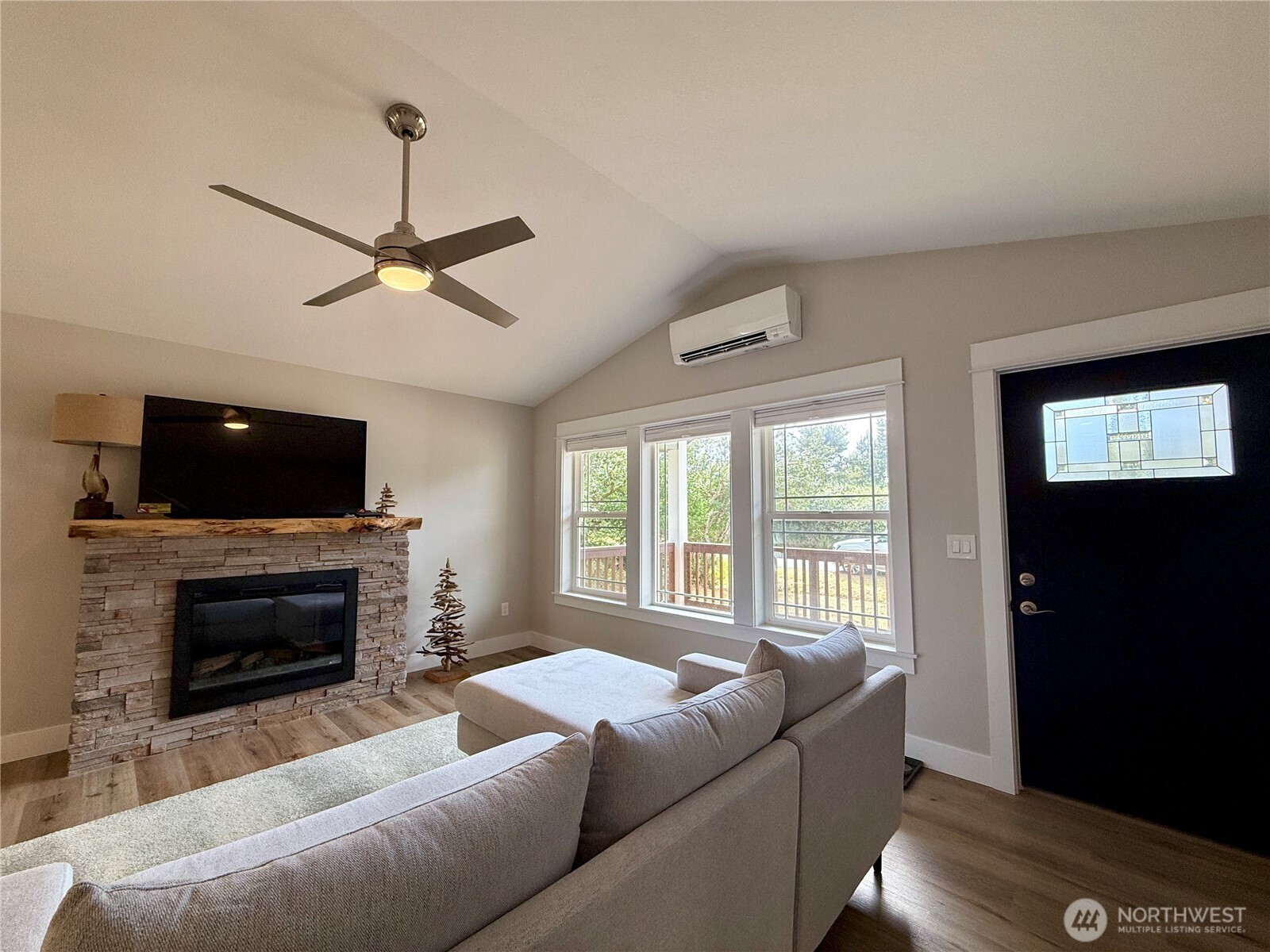 335 N Wynoochee Drive Property Photo 4