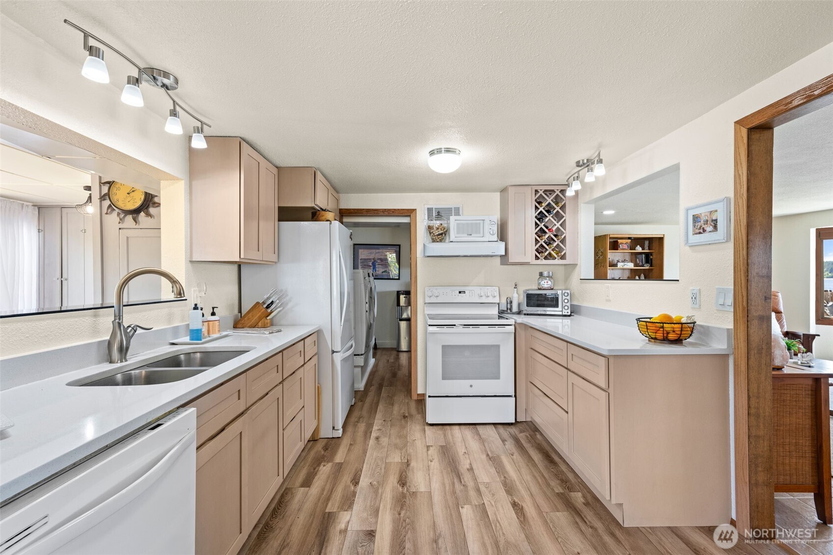 2423 Day Island Boulevard Property Photo 15