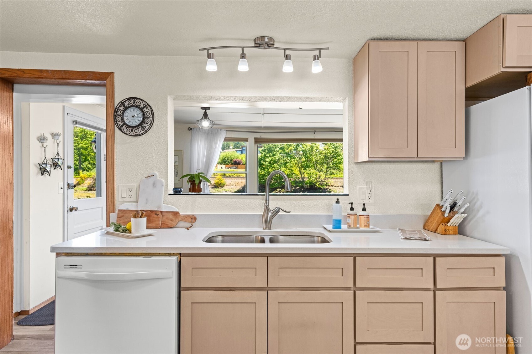 2423 Day Island Boulevard Property Photo 17