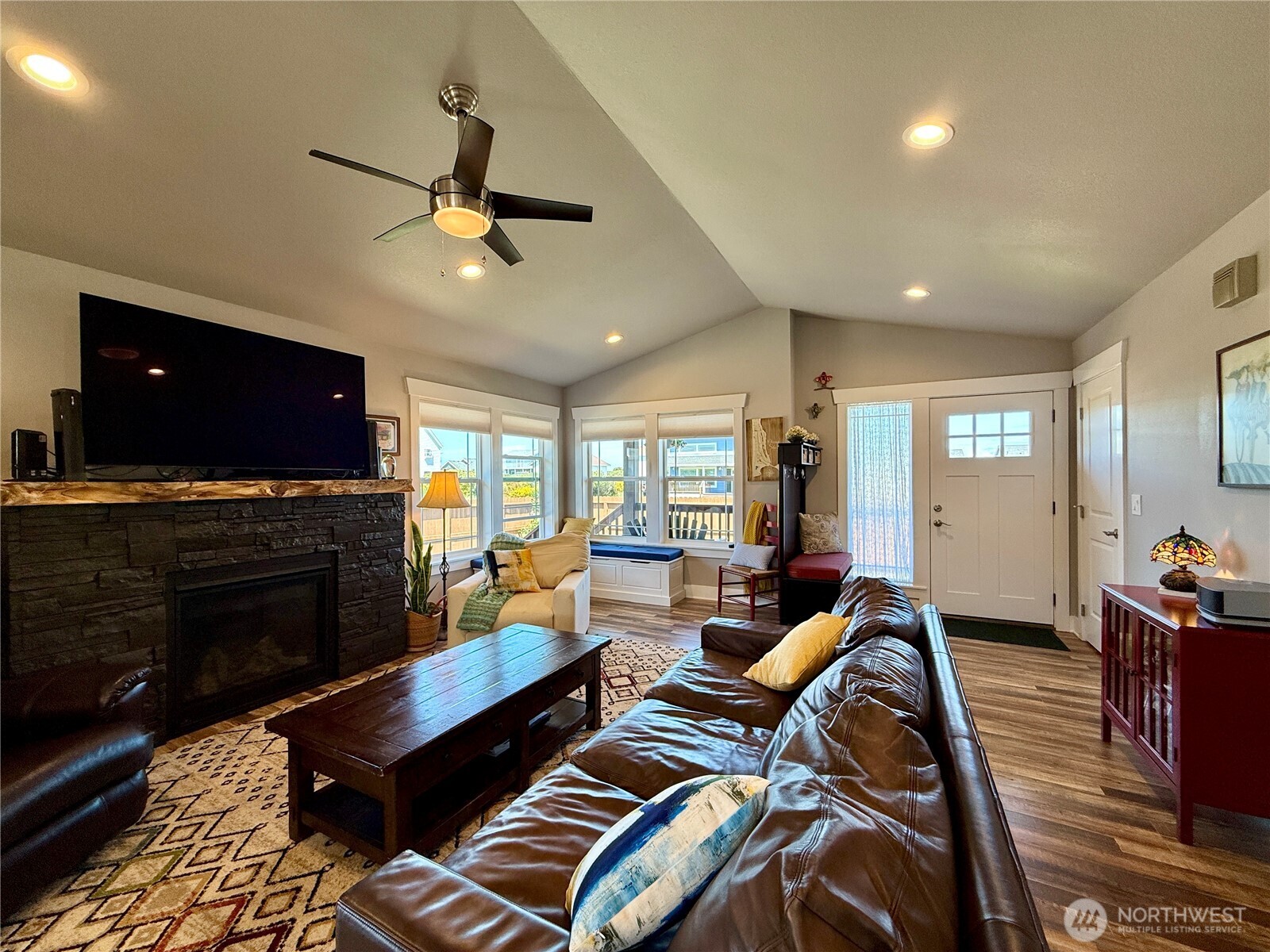 1233 Camero Loop Property Photo 4