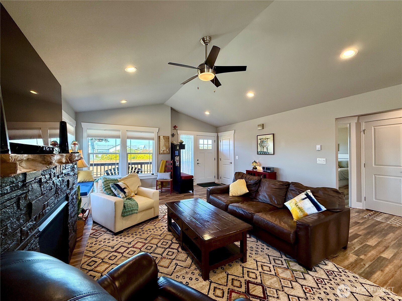 1233 Camero Loop Property Photo 5